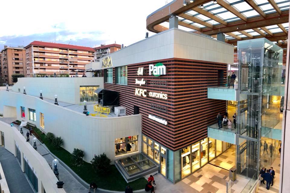 Urban shopping Mall Aura