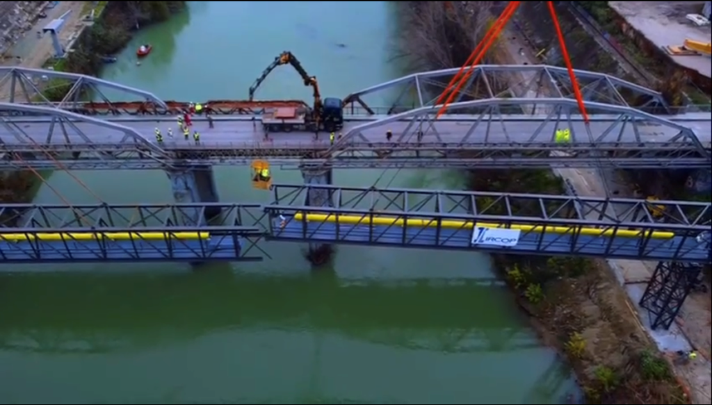 Prosegue senza sosta il varo della passerella temporanea accanto al ponte dell’Industria a Roma, dove verranno installati i sottoservizi.